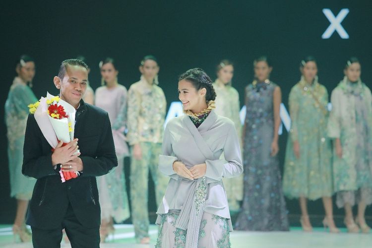 Desainer Malik Moestaram bersama busana rancangannya di Indonesia Fashion Week 2019.