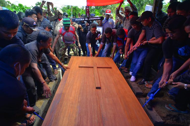 Prosesi Pemakaman Petugas Medis Patra Marinna Jauhari, di Pemakaman Umum, Wasior Kampung, Distrik Wasior, Kabupaten Teluk Wondama, Senin (24/6/2019).g