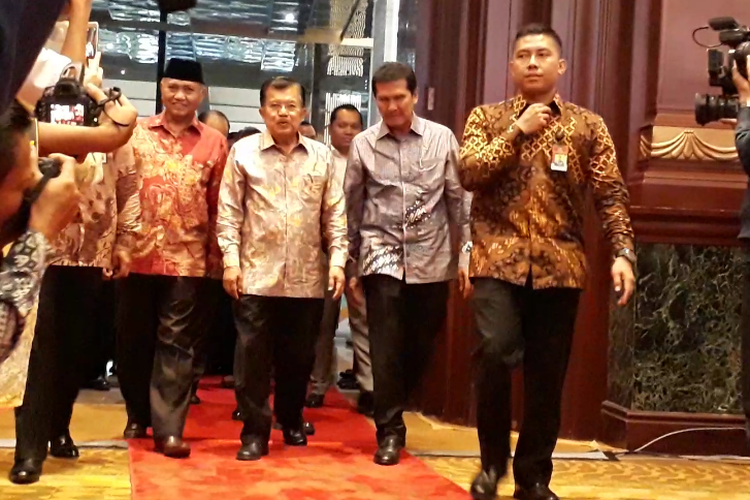 Wakil Presiden Jusuf Kalla saat tiba di acara Peringatan Hari Antikorupsi Sedunia (Harkodia) dan Konferensi Nasional Pemberantasan Korupsi (KNPK)‎ di Hotel Bidakara, Jakarta, Selasa (12/12/2017).