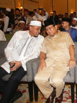 Ketua Gerakan Nasional Pengawal Fatwa Ulama (GNPF-U) Yusuf Martak (kiri) bersama Ketua Umum Partai Gerindra Prabowo Subianto (kedua kiri), Ketua Umum Partai Amanat Nasional Zulkifli Hasan (kedua kanan), dan Ketua Majelis Syuro PKS Salim Segaf Al Jufri (kanan) berbincang saat menghadiri acara Ijtima Ulama dan Tokoh Nasional di Jakarta, Jumat (27/7/2018). Ijtima Ulama yang digelar oleh Gerakan Nasional Pengawal Fatwa Ulama (GNPF-U) ini bertujuan untuk menentukan calon presiden dan wakil presiden pada Pilpres 2019.