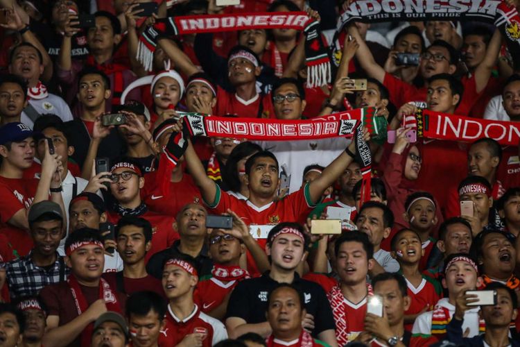 Pendukung timnas Indonesia saat pertandingan persahabatan Indonesia melawan Islandia di Stadion Gelora Bung Karno, Jakarta, Minggu (14/1/2018). Indonesia kalah 1-4 melawan Islandia.