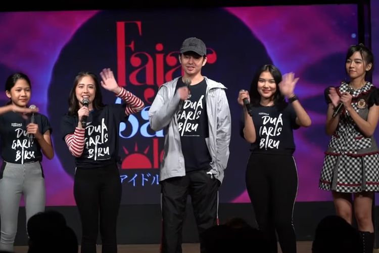 Angga Yunanda joget bareng member JKT48 untuk memenuhi tantangan 2,5 juta penonton film Dua Garis Biru.