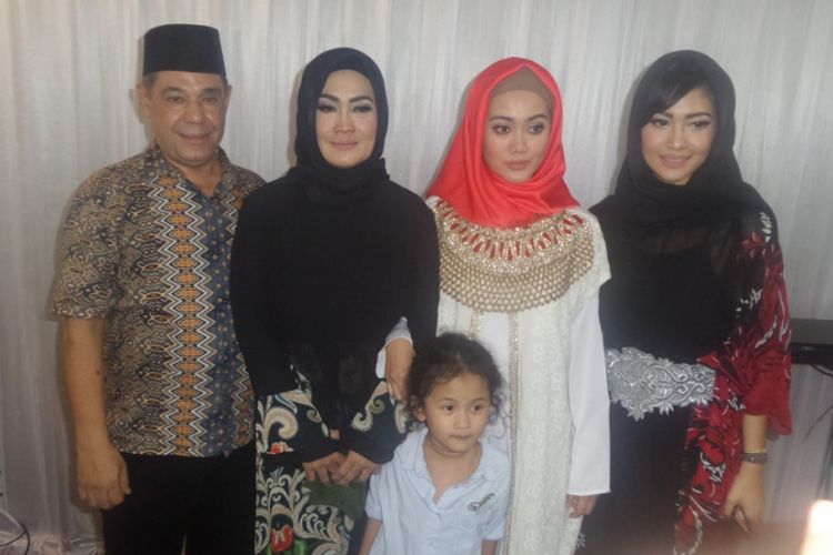 Keluarga Julia Perez dijumpai di Raffles Hills, Cibubur, Jakarta Timur, Rabu (19/7/2017) malam, sesudah tahlilan 40 hari Julia Perez meninggal dunia. 