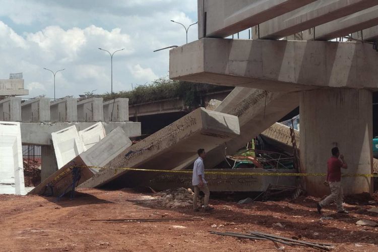 Jalan layang Tol Depok-Antasari roboh, Selasa (2/1/2018).