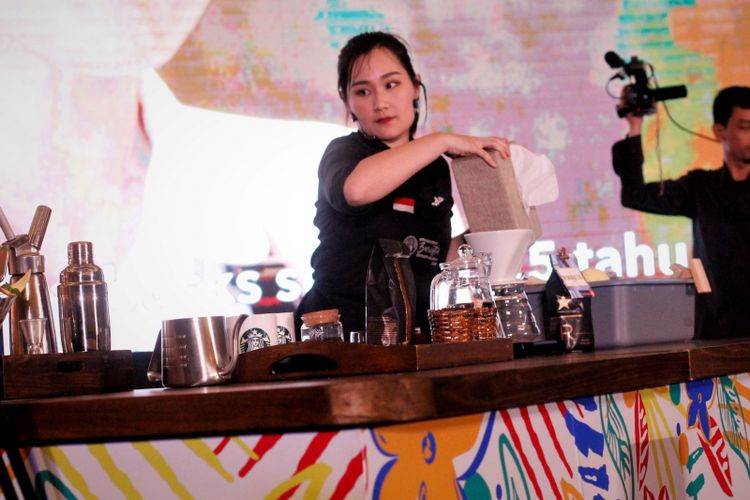 Yulinda, finalis Starbucks Barista Championship 2018, saat meracik kopi
