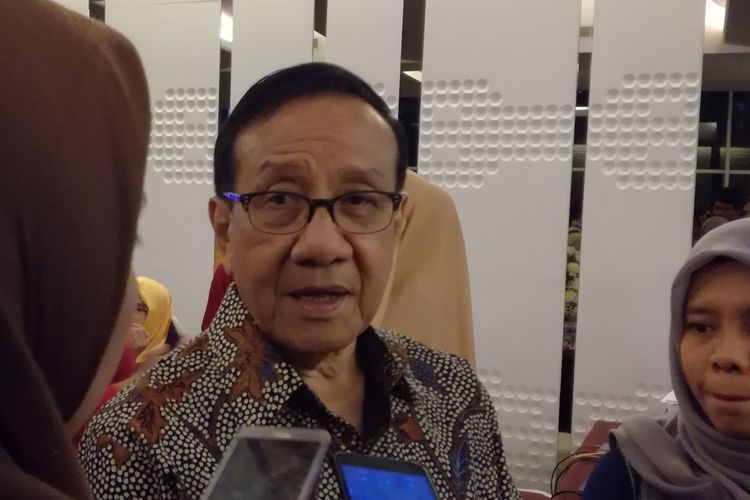 Wakil Ketua Dewan Kehormatan Partai Golkar Akbar Tandjung seusai menghadiri Syukuran 63 Tahun Jimly Asshiddiqie di Hotel Luwansa, Jakarta, Selasa (16/4/2019) malam.  