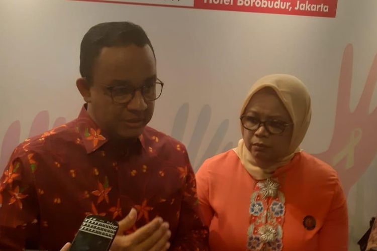 Gubernur DKI Jakarta Anies Baswedan bersama istri, Fery Farhati, di Hotel Borobudur, Jakarta Pusat, Kamis (25/7/2019) malam.