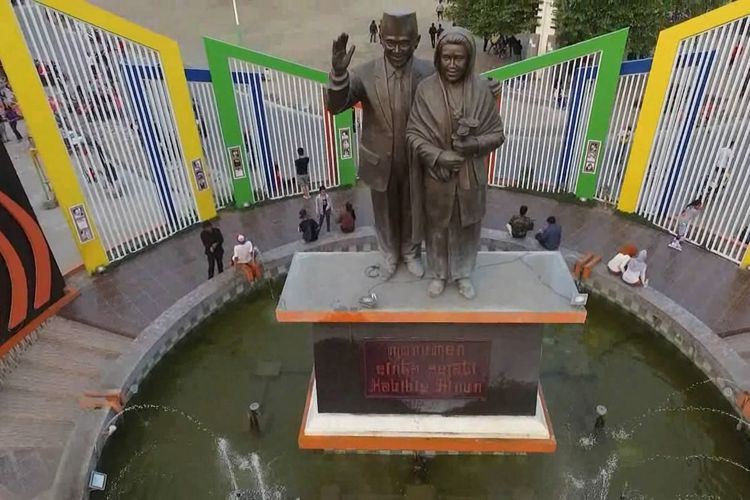 Suasana Alun-alun Kota Parepare, di Monumen Cinta Ainun-Habibie