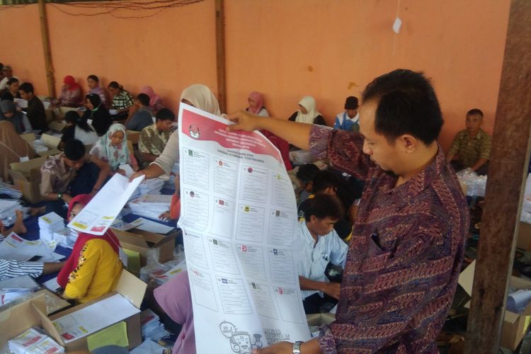 Komisioner KPU Gunungkidul Andang Nugroho membantu menyortir kertas surat suara, Rabu (20/3/2019)