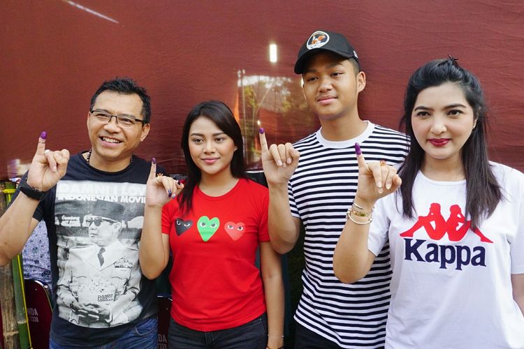 Musisi Anang Hermansyah bersama sang istri, Ashanty dan kedua anaknya, Aurel Hermansyah dan Azriel Hermansyah usai melakukan pemungutan suara di TPS 89 di kawasan Cinere Mas, Cinere, Depok, Jawa Barat, Rabu (17/4/2019).