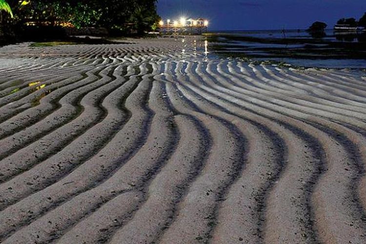 Jejak yang ditinggalkan saat surut air laut pada pasir pantai di Pantai Patuno, Wakatobi, Sulawesi Tenggara, Senin (20/6/2016). 
