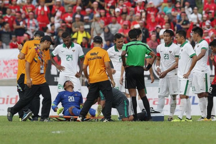 Kiper timnas U-22 Indonesia, Kurniawan Kartika Ajie (20) terlihat kesakitan saat skuat Garuda Muda bersua Timor Leste pada laga ketiga Grup B SEA Games 2017 di Stadion MP Selayang, Selangor pada 20 Agustus 2017