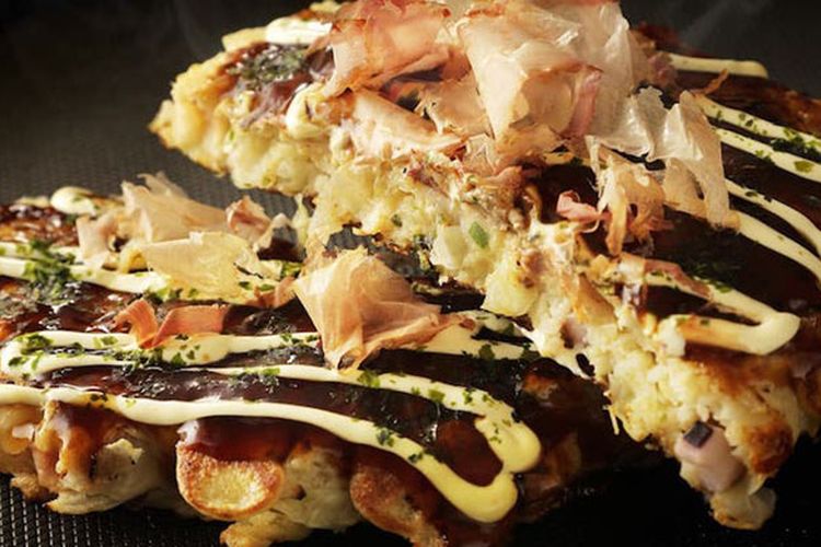Okonomiyaki berbentuk seperti pancake yang diisi dengan bahan dasar apa pun yang kamu suka. Okonomi sendiri berarti apa pun yang kamu mau dan yaki berarti dipanggang atau dimasak.