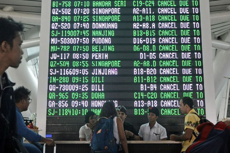 Sejumlah warga negara asing mencari informasi di Terminal Internasional Bandara Ngurah Rai, di Denpasar, Bali, Senin (27/11/2017). Bandara Ngurah Rai menutup semua penerbangan pada Senin mulai pukul 07.00 WITA karena terdampak abu vulkanis letusan Gunung Agung.