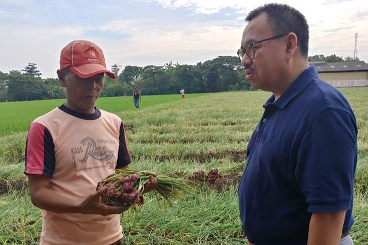 Sudirman Said (kanan) saat berbincang dengan petani bawang merah di Desa Sitanggal, Brebes, Jawa Tengah.