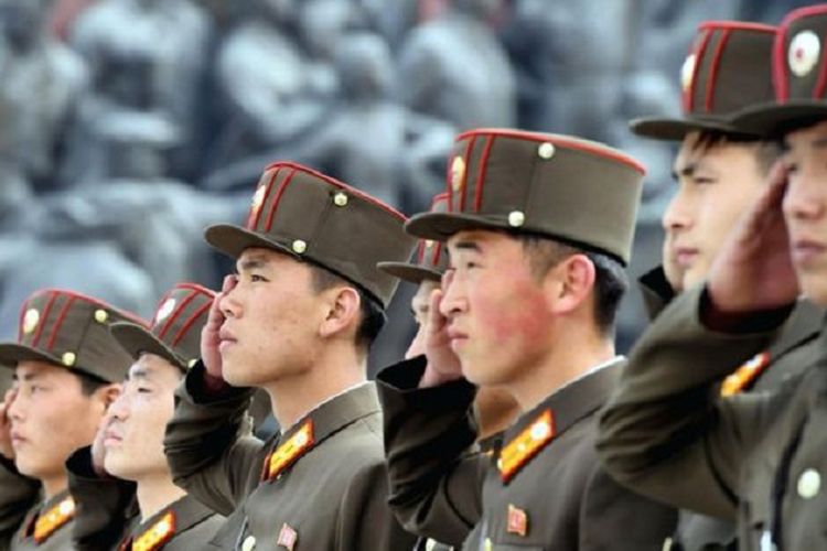 Tentara Korea Utara memberikan penghormatan kepada patung pendiri negara itu, Kim Il Sung, di Pyongyang, ibu kota negara itu.