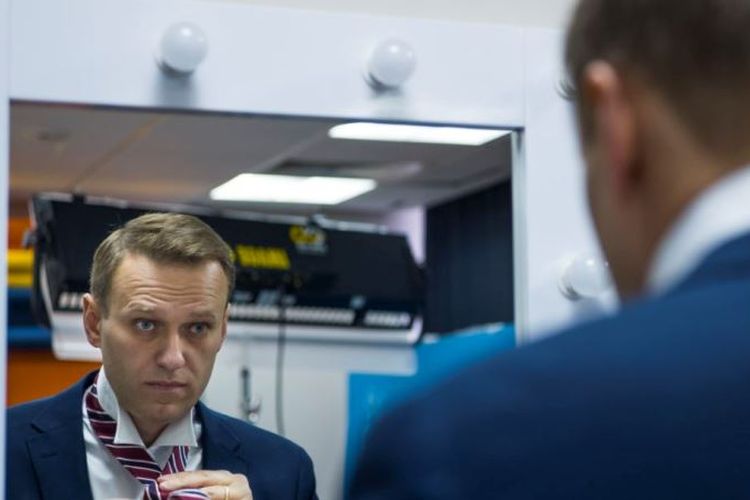 Politisi oposisi Rusia Alexei Navalny bersiap untuk wawancara dengan Associated Press di Moskow, Rusia, Senin (18/12/2017). (AP via VOA News)