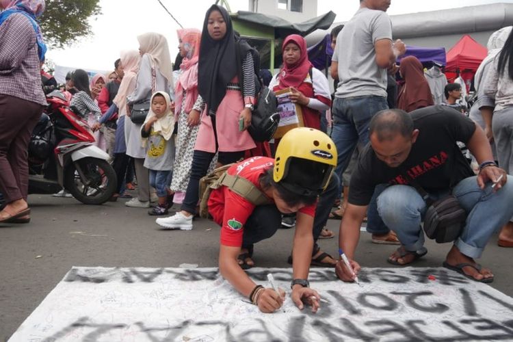 Pengunjung Car Free Day di Garut membubuhkan tandatangan dukungan penolakan perubahan cagar alam Papandayan dan Kamojang Minggu (27/1/2019) pagi