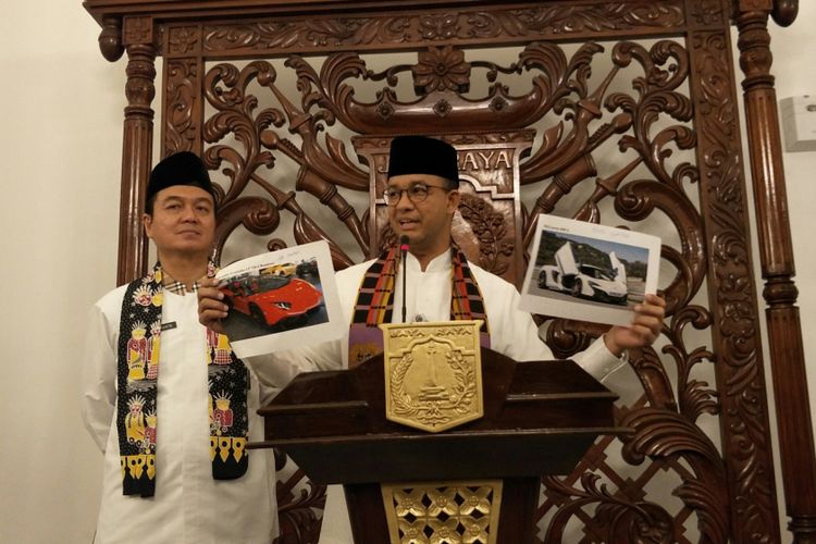 Gubernur DKI Jakarta Anies Baswedan menunjukkan model mobil Lamborgini tipe Aventador yang menunggak pajak. Anies mengumumkan jumlah mobil mewah yang menunggak pajak di Balai Kota DKI Jakarta, Jalan Medan Merdeka Selatan, Jumat (12/1/2018).