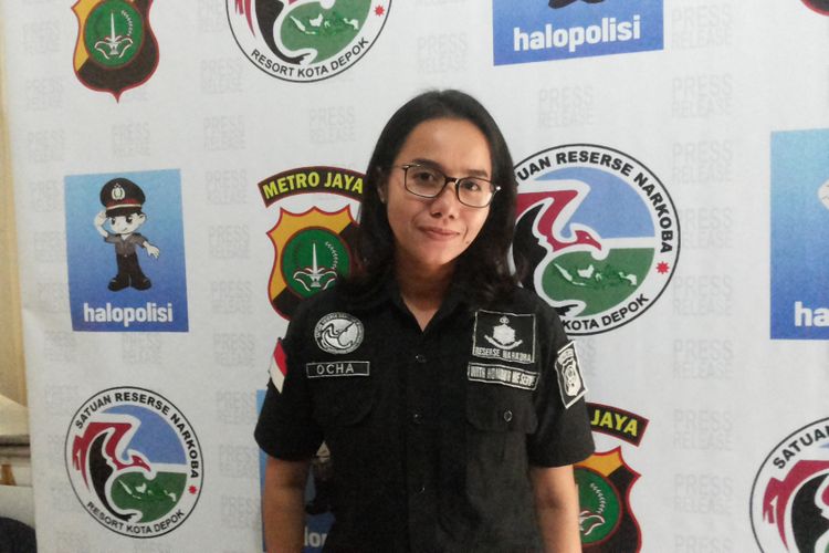 Kompol Rosana Albertina Labobar, anggota Direktorat Reserse Narkoba Polda Metro Jaya. Perempuan yang akrab disapa Ocha ini dulu pernah menggagalkan upaya penyelundupan sabu dari China melalui Dermaga eks Hotel Mandalika di Jalan Anyer Raya, Serang, Banten.