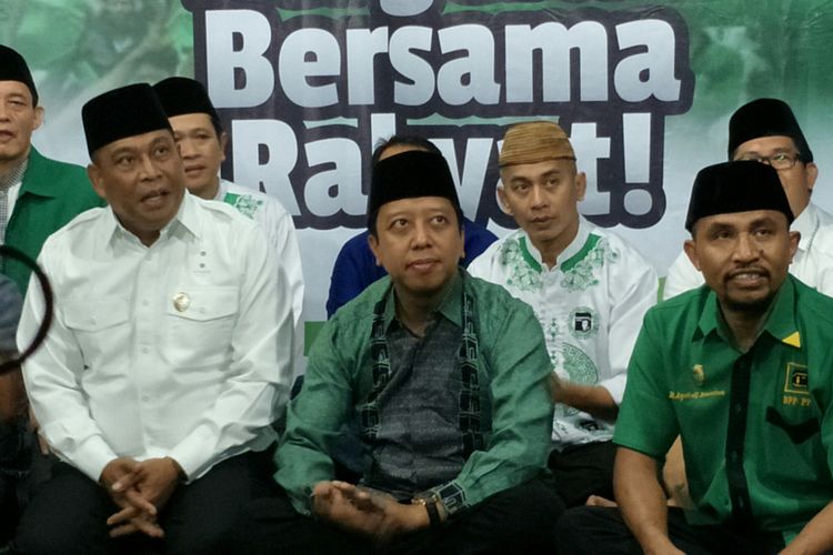 Bakal calon gubernur Maluku Murad Ismail (kiri putih) bersama dengan Ketua Umum DPP PPP M Romahurmuziy (tengah) di kantor DPP PPP, Jakarta, Rabu malam (20/12/2017). 