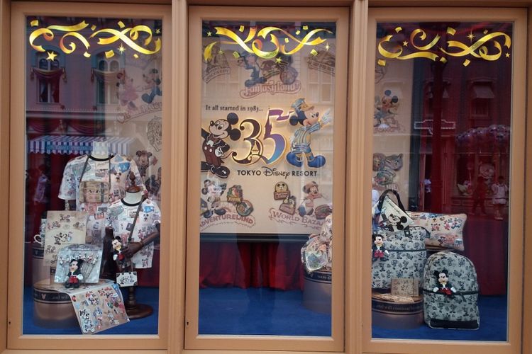Pajangan barang dan aksesori di salah satu toko di Tokyo Disneyland yang memperlihatkan berbagai tokoh Disney yang dibuat untuk menyemarakkan ulang tahun ke-35 Tokyo Disneyland.
