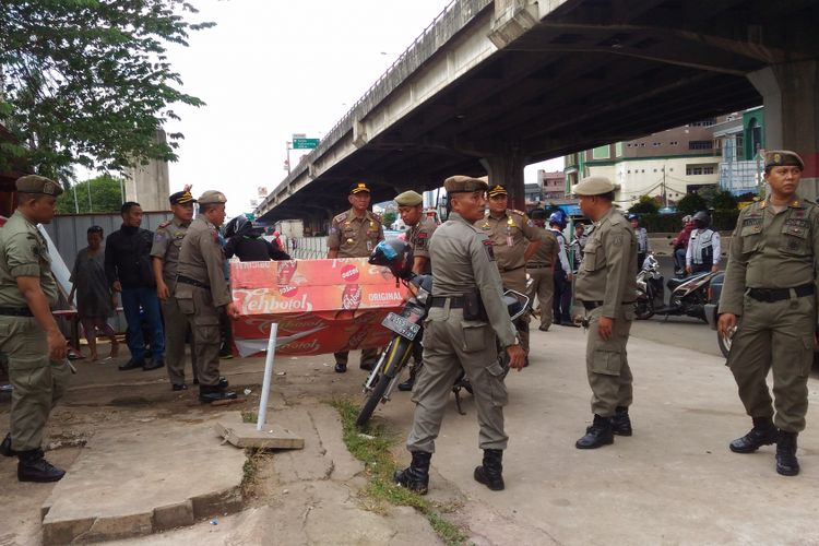 Satpol PP Jatinegara kembali tertibkan trotoar di Jalan Panjaitan, Rabu (23/5/2018)