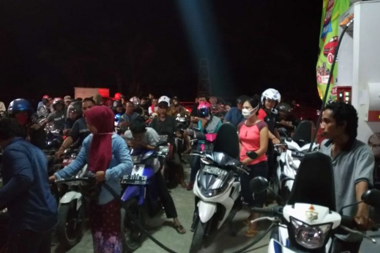 Sejumlah warga Mamuju Utara, Sulawesi Tengah memadati SPBU di wilayah Pasang Kayu, Sabtu (29/9/2018) malam.