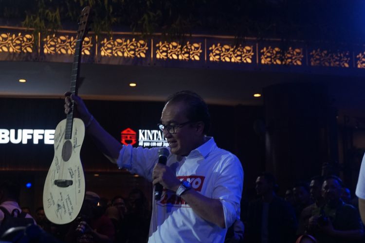 Tantowi Yahya menawarkan gitar saat sesi lelang dalam konser amal Gala Dana 100 Biduan 100 Hits Untuk Palu-Donggala Sulteng di Lippo Mall Kemang, Jakarta Selatan, Jumat (5/10/2018).