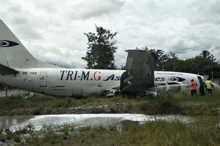 Pesawat kargo yang dioperasikan oleh Tri MG Asia Airlines tergelincir di bandara Wamena. 