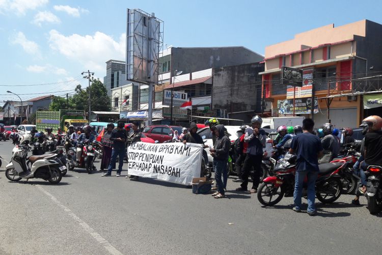 Puluhan mahasiswa di Kabupaten Gowa, Sulawesi Selatan menggelar unjukrasa menuntut agar pihak pembiayaan segera mengembalikan BPKB milik nasabahnya. Senin, (14/8/2017).