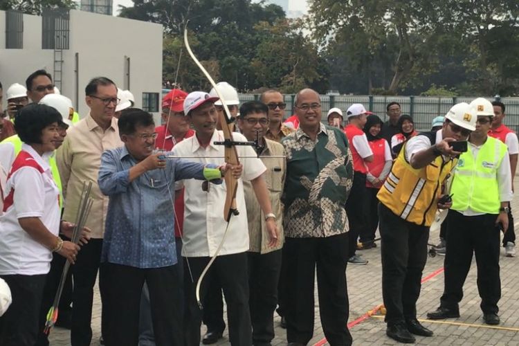 Wakil Presiden Jusuf Kalla menjajal cabang olahraga panahan di venue, Kompleks Stadion Utama Gelora Bung Karno, Jakarta Pusat, Selasa (3/10/2017).