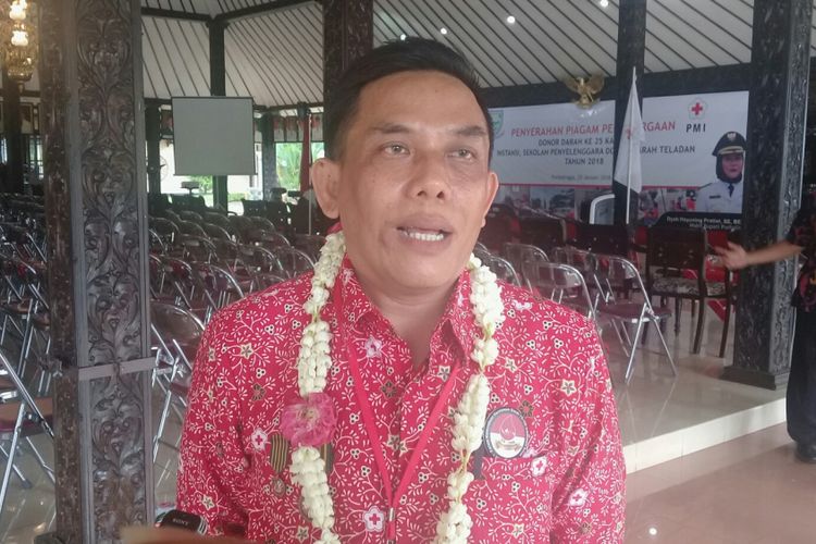 Rido Yuwono, warga Desa Losari,  Kecamatan Rembang, Kabupaten Purbalingga pasca menerima hadiah umrah gratis dari Bupati Tasdi saat acara temu donor darah ke-25 PMI Purbalingga di Pendopo Dipokusumo, Kamis (25/1/2018).