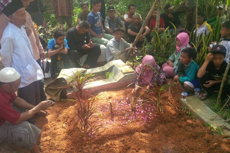 Pemakaman Rafi (2,5) di tempat pemakaman umum (TPU) Desa Cijangkar, Nyalindung, Sukabumi, Jawa Barat, Jumat (23/3/2018). 
