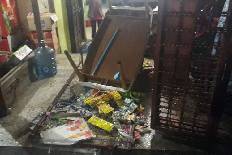 Tampak rumah Oloan Hutapea ayah dari salah satu juru parkir pertokoan Arundina, Ciracas, Jakarta Timur rusak berat usai dihancurkan sekelompok massa, Rabu (12/12/2018).