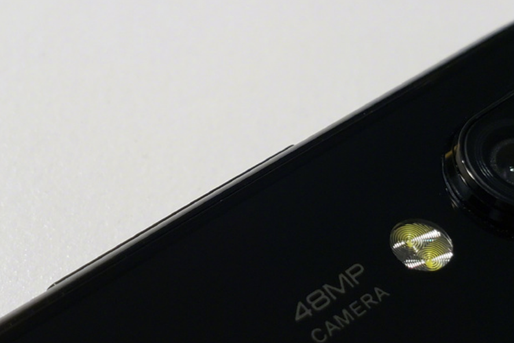 Co-founder Xiaomi, Lin Bin, memamerkan ponsel dengan kamera 48 megapiksel. 