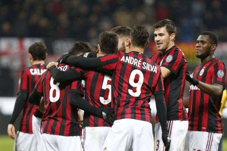 Para pemain AC Milan merayakan gol ke gawang Hellas Verona pada pertandingan babak 16 besar Coppa Italia, Rabu (13/12/2017).