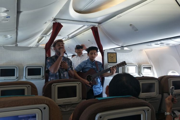 Abdul bernyanyi di dalam pesawat Garuda Indonesia dalam penerbangan Jakarta - Denpasar, Rabu (9/1/2019).