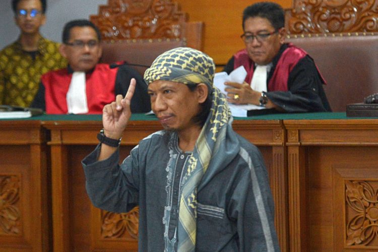 Terdakwa kasus dugaan serangan teror bom Thamrin dengan terdakwa Oman Rochman alias Aman Abdurrahman mengikuti sidang lanjutan di Pengadilan Negeri Jakarta Selatan, Jumat (25/5/2018). Sidang lanjutan tersebut mengagendakan pembacaan pledoi dari terdakwa dan penasehat hukumnya.