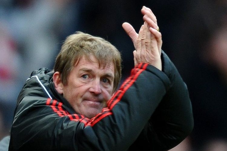 Manajer Liverpool, Kenny Dalglish, mengapresiasi penggemar Liverpool saat kekalahan 0-1 dari Manchester United dalam pertandingan putaran ketiga Piala FA di Old Trafford di Manchester, Inggris barat laut pada 9 Januari 2011.