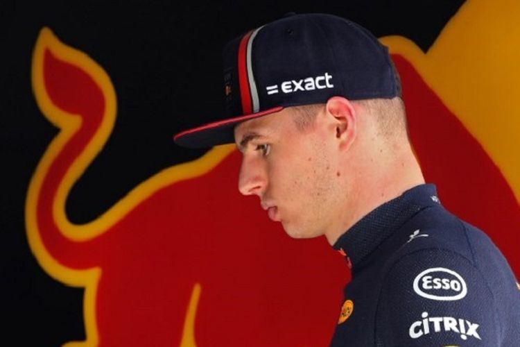 Pebalap Red Bull asal Belanda, Max Verstappen, jelang sesi latihan bebas GP Bahrain di Sirkuit Internasional Sakhir, 29 Maret 2019. 