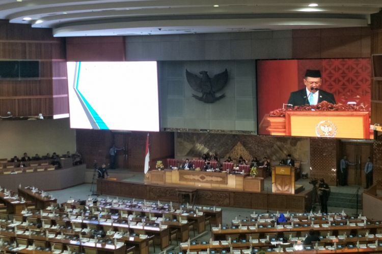 Ketua DPR Bambang Soesatyo saat menyampaikan pidato penutupan Masa Persidangan I dalam Rapat Paripurna di Kompleks Parlemen, Senayan, Jakarta, Rabu (31/10/2018).