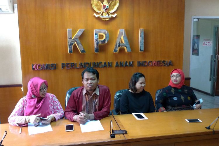 (ki-ka) Komisioner KPAI, Margaret Aliyatul Maimunah; Ketua KPAI Susanto; Local Marketing Tik Tok, Dini; serta Komisioner KPAI, Retno Listyarti di Jakarta, Senin (9/7/2018).