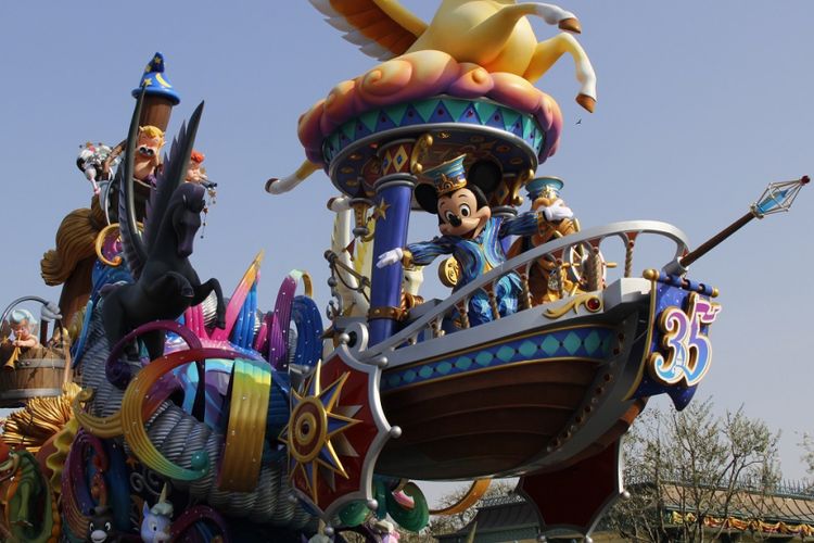 Dua tokoh Disney, yaitu Micky Mouse dan Goofy, tampil di atas kendaraan saat mengawali parade yang digelar pada Jumat (13/4/2018). Parade ini dalam rangka ulang tahun ke-35 Tokyo Disney Land.