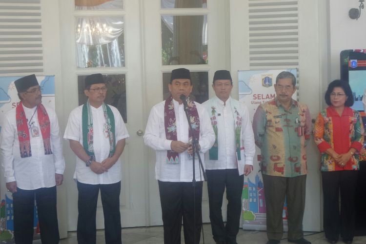 Sekda DKI Jakarta Saefullah bersama Wali Kota Jakpus Mangara Pardede dan Wali Kota Jaksel Tri Kurniadi dalam acara penerimaan piala adipura di Balai Kota, Kamis (3/8/2017). 