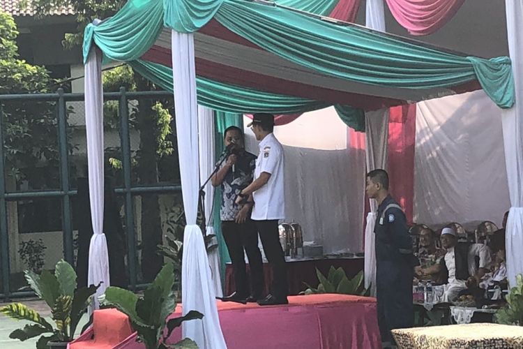 Wakil Gubernur DKI Jakarta Sandiaga Uno memperkenalkan pengusaha las yang sukses kepada peserta pelatihan kerja di Jalan Raya Condet, Rabu (11/7/2018). 
