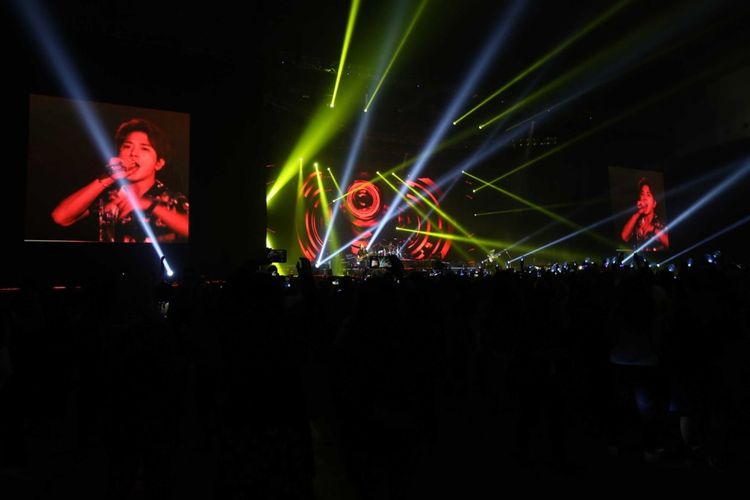 Suasana konser boyband asal Korea Selatan CNBLUE di Indonesia Convention Exhibition (ICE) BSD, Tangerang, Sabtu (15/7/2017). Band beraliran pop rock ini menggelar konser bertajuk Between Us untuk para penggemar, yang disebut BOICE.