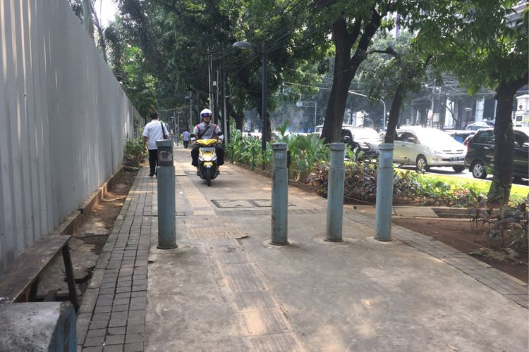 Pemotor masih melintas di trotoar Jalan Kebon Sirih, Jakarta Pusat, Senin (17/7/2017) siang. Meski sudah ada razia terhadap pelanggar dari polisi lalu lintas, pengendara sepeda motor masih nekat melintas.