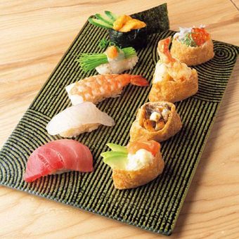 Selain sushi nigiri, kamu harus mencoba hidangan agemaki (gambar di sebelah kanan) yang disajikan dengan isian seperti salmon alpukat atau mentega belut dengan harga masing-masing 410 yen, dan isian udang seharga 518 yen.