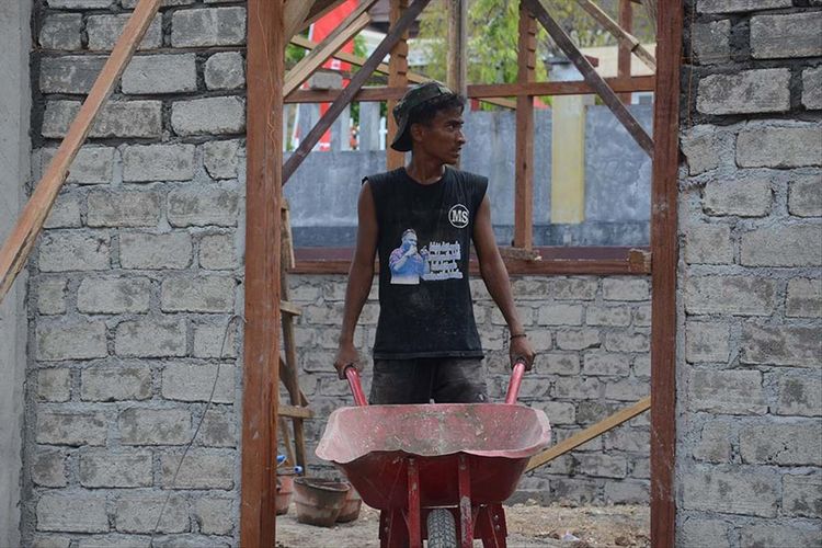 Rafdi Marajabessy, putra ketiga Wakil Walikota Tidore menjadi pekerja bangunan dan sementara mengerjakan sebuah bangunan di depan Kantor Walikota Tidore, Selasa (09/07/2019)